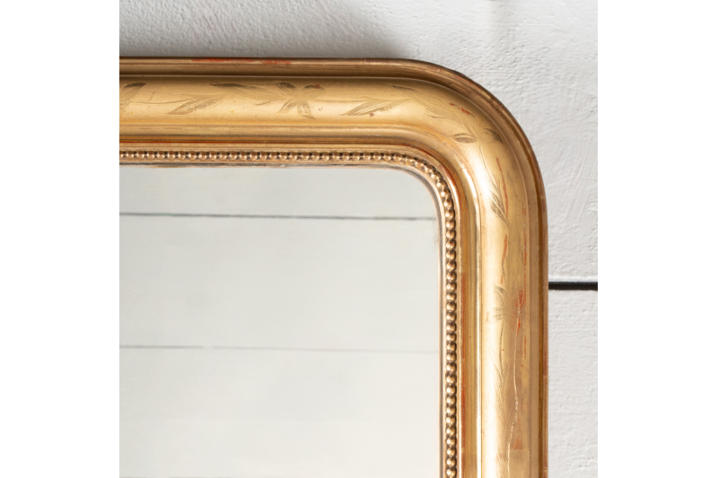 Miroir de cheminée en bois doré et gravé H. 127 cm - L. 90 cm