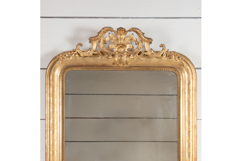 Élégant miroir gravé de motifs floraux et petit fronton H. 155 cm - L. 88 cm