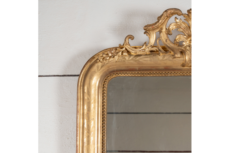 Elegant mirror engraved with floral motifs and small pediment H. 155 cm - W. 88 cm